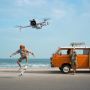 Dron sobrevolando personas en la playa